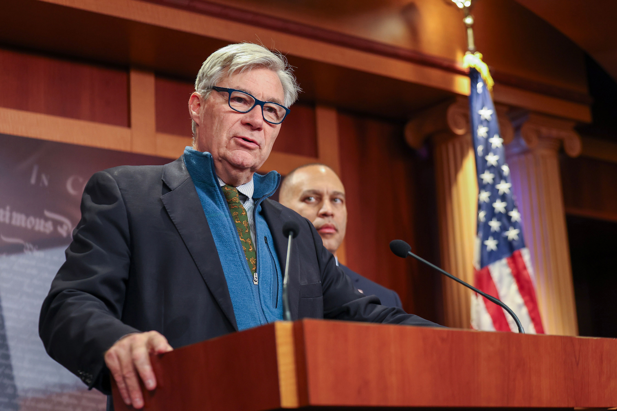 O senador Sheldon Whitehouse (DR.I.) fala durante uma coletiva de imprensa sobre ação climática no Capitólio dos EUA em 20 de novembro de 2025. Crédito: Tasos Katopodis/Getty Images