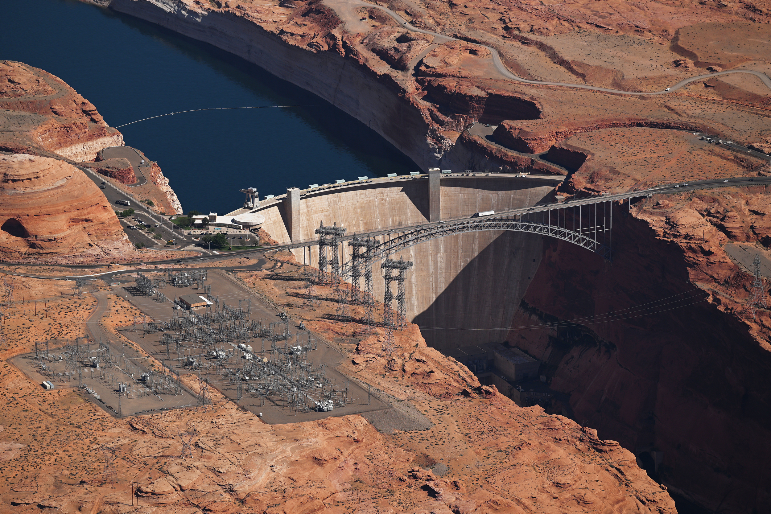 Após um nível recorde de neve acumulada na Bacia do Rio Colorado, os níveis de água permanecem baixos no Lago Powell em 30 de abril, perto de Page, Arizona. Crédito: RJ Sangosti/MediaNews Group/The Denver Post via Getty Images
