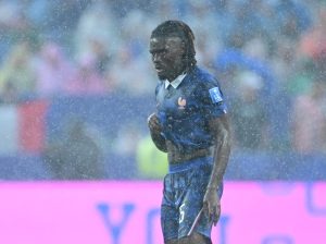 Resistindo a extremos na Copa do Mundo com calor intenso e chuvas torrenciais atingindo jogos