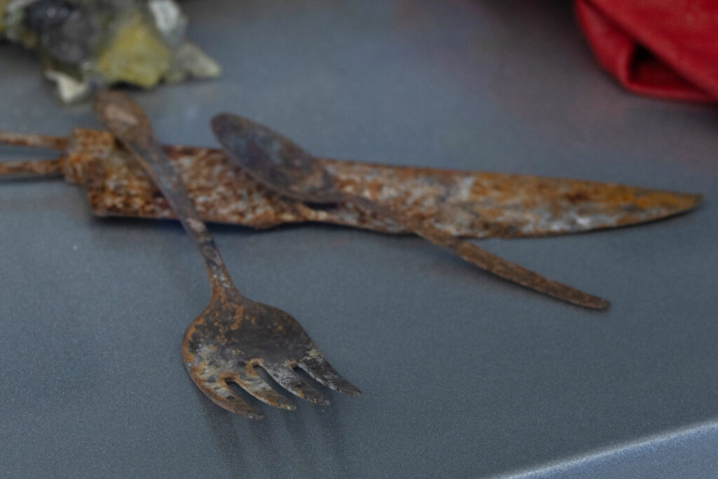 Utensílios de cozinha de uma casa queimada durante o incêndio de Woosley em 2018, na Califórnia, foram exibidos na exposição. Crédito: Gabriel Matias Castilho/Naturlink