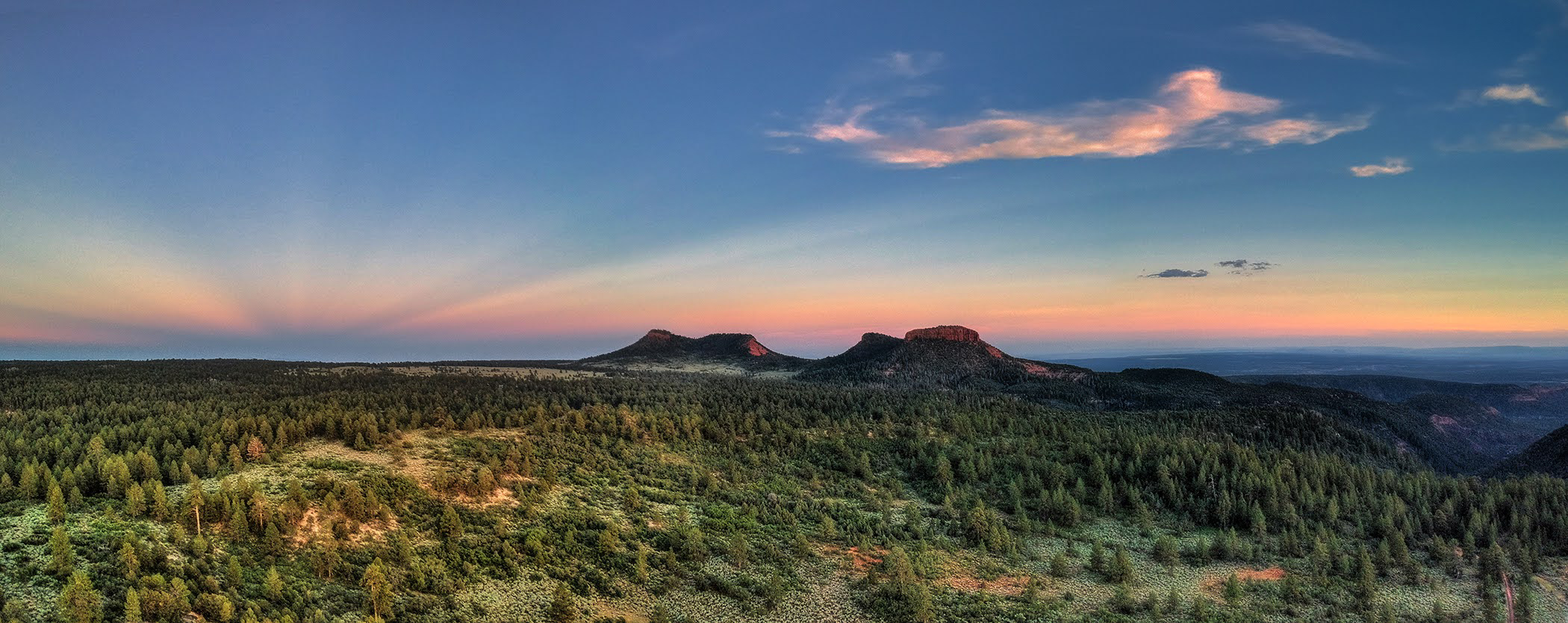 Uma vista do Monumento Nacional Bears Ears ao pôr do sol. Crédito: Tim Peterson