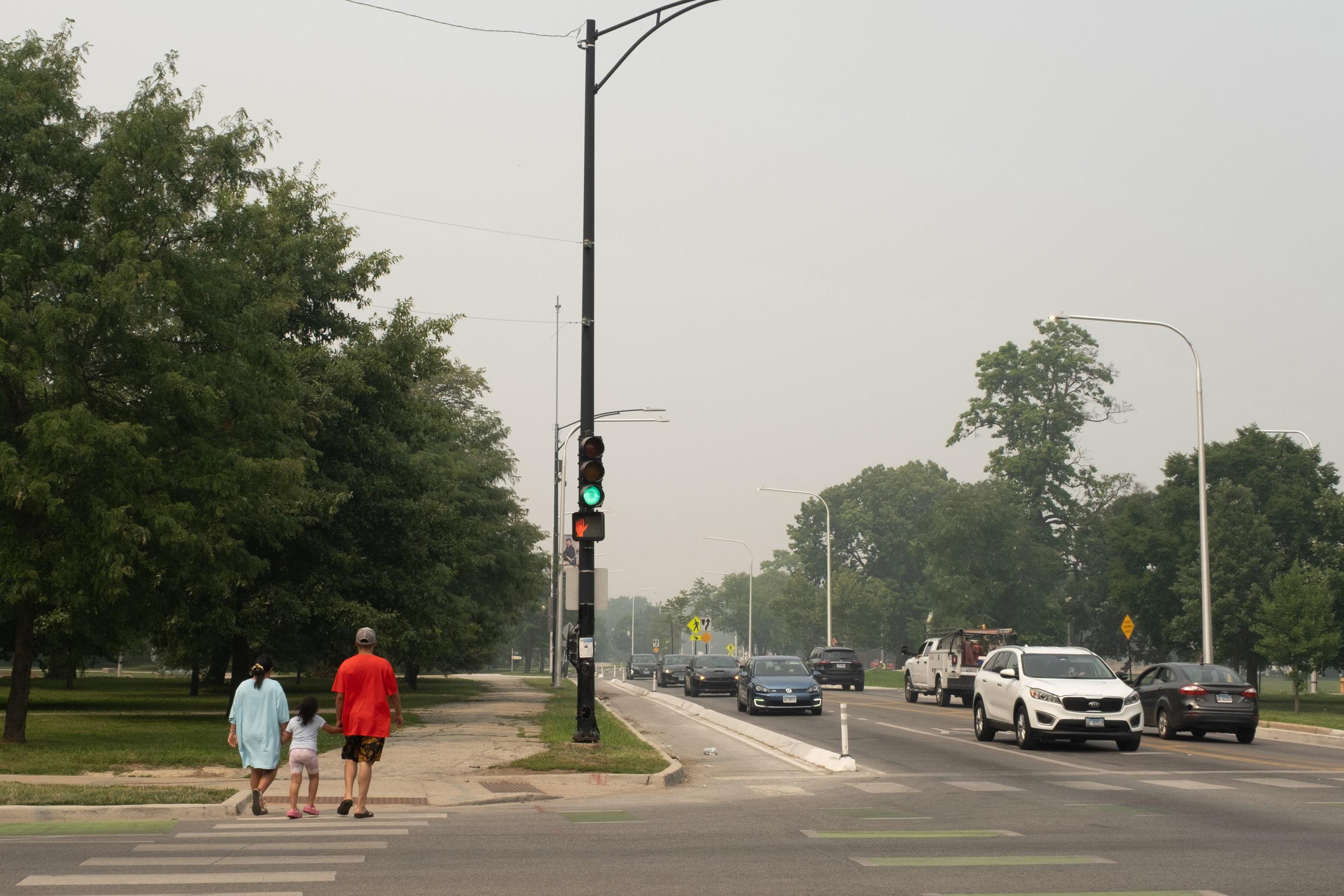 O AQI variou de “muito prejudicial” a “perigoso” em Chicago na quinta e sexta-feira. As atividades ao ar livre foram transferidas para dentro e piscinas públicas e praias fechadas. Crédito: Keerti Gopal/Naturlink