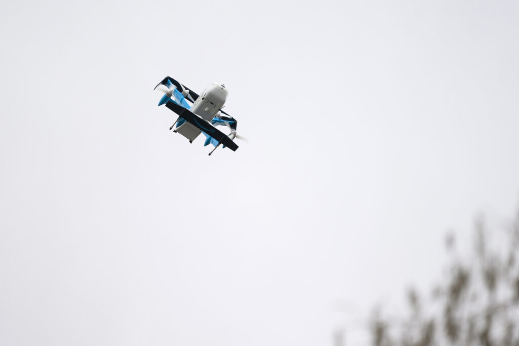 Um drone da Amazon voa por Richardson, Texas. Crédito: Andrew Liu/Naturlink