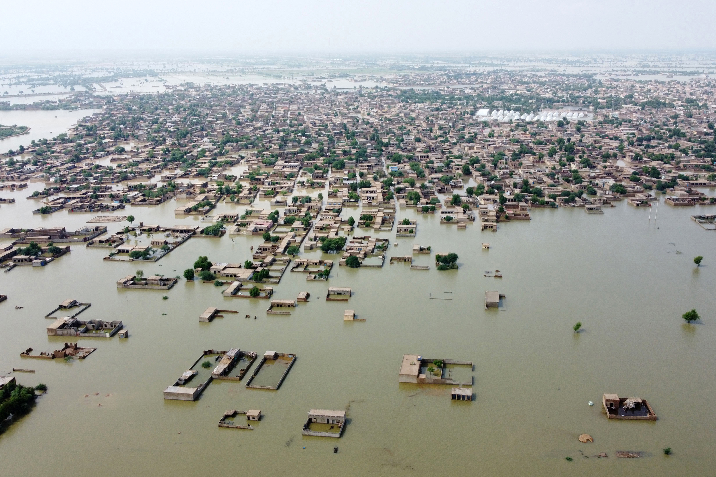 Uma vista aérea de uma área residencial inundada no distrito de Jaffarabad, na província paquistanesa do Baluchistão, em 30 de agosto de 2022. Crédito: Fida Hussain/AFP via Getty Images