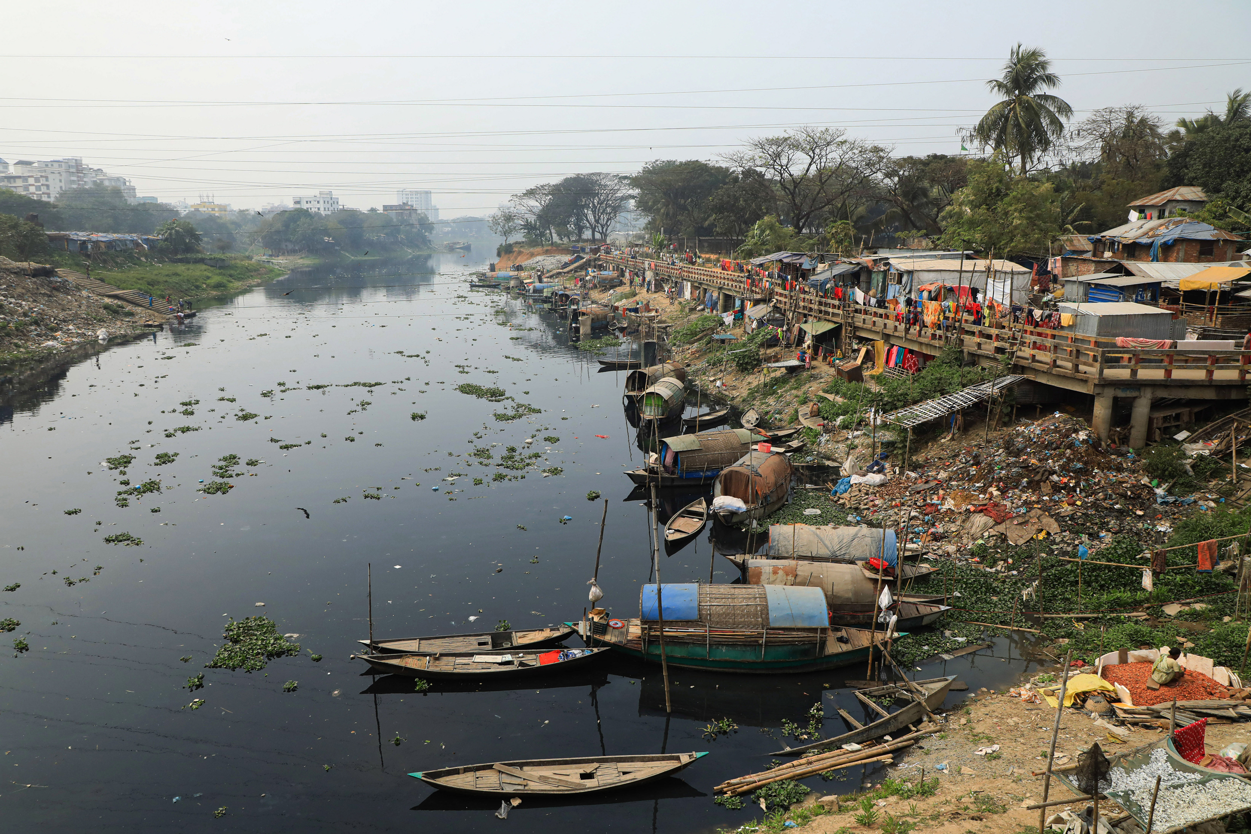 O poluído rio Turag atravessa Dhaka, Bangladesh. Crédito: Md Manik/SOPA Images/LightRocket via Getty Images