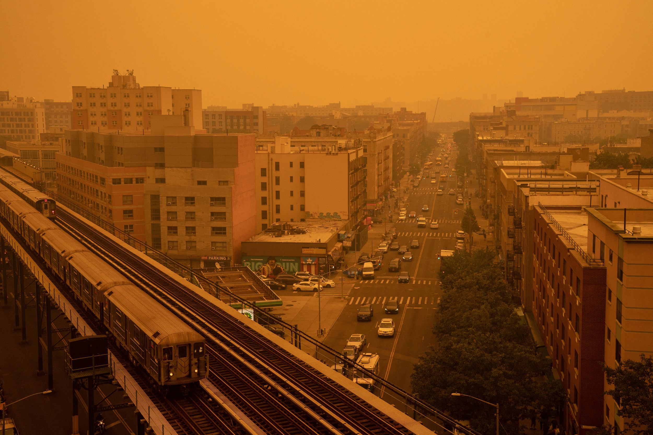 A fumaça dos incêndios florestais no Canadá cobre o bairro do Bronx, na cidade de Nova York, em 7 de junho de 2023. Crédito: David Dee Delgado/Getty Images