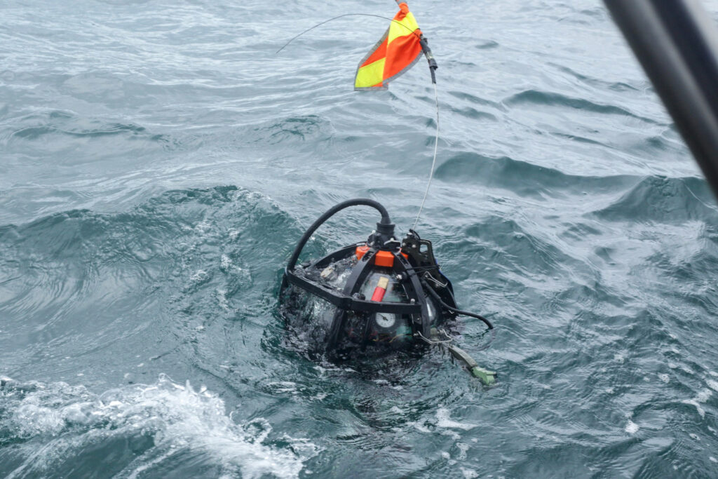 Um sistema de câmera em águas profundas do Laboratório de Tecnologia de Exploração da National Geographic ressurge após capturar imagens do recife de coral. Crédito: Ghislain Adjahouisso