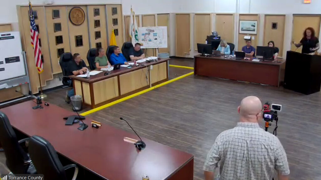A deputada estadual Stefani Lord discursa ao Conselho de Curadores da Estância durante uma reunião pública em 30 de junho. Captura de tela: webstream da cidade de Estância