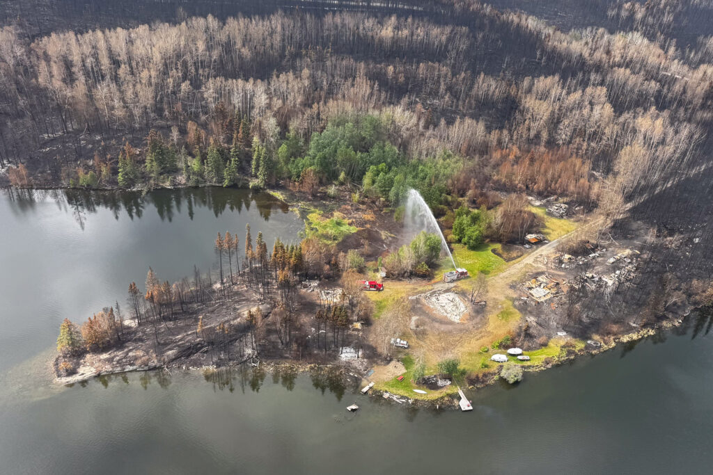 Pessoal federal de combate a incêndios dos EUA fornece apoio à supressão de incêndios florestais no Canadá em junho de 2025. Crédito: National Interagency Fire Center