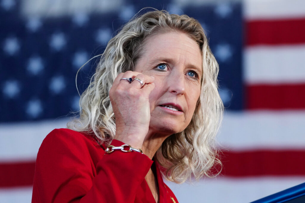 A deputada Jen Kiggans fala à frente do vice-presidente JD Vance durante um evento na Estação Aérea Naval Oceana em 1º de julho em Virginia Beach. Crédito: Ken Cedeno/Getty Images