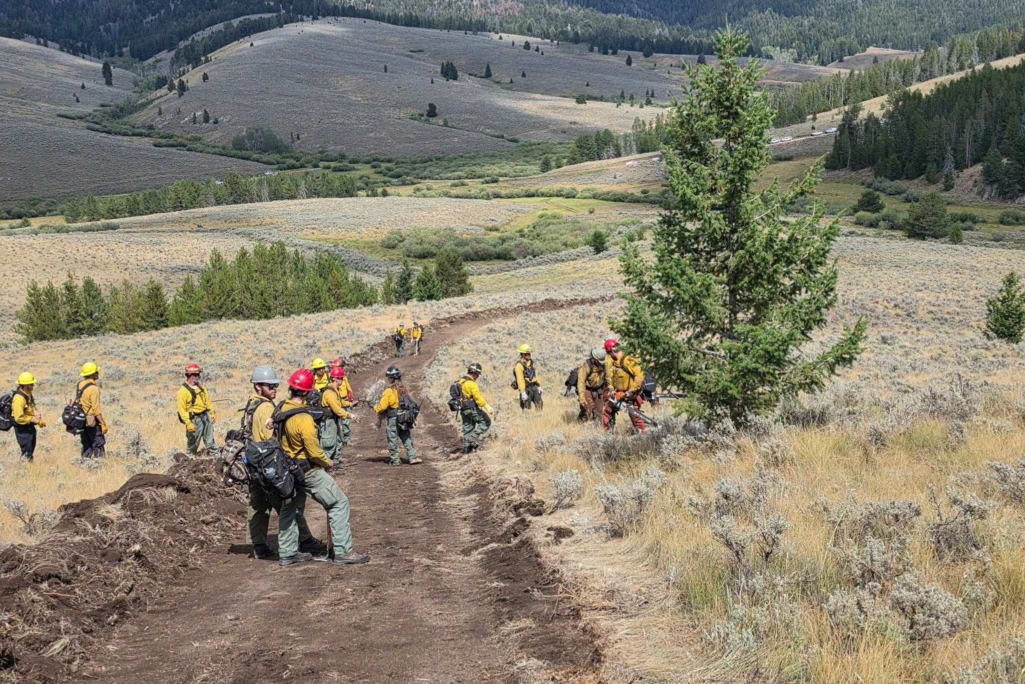 Os bombeiros trabalham nas linhas de contenção do incêndio em Sand Creek, no sudoeste de Montana, na segunda-feira. Crédito: Informações sobre incêndios florestais em Beaverhead-Deerlodge NF