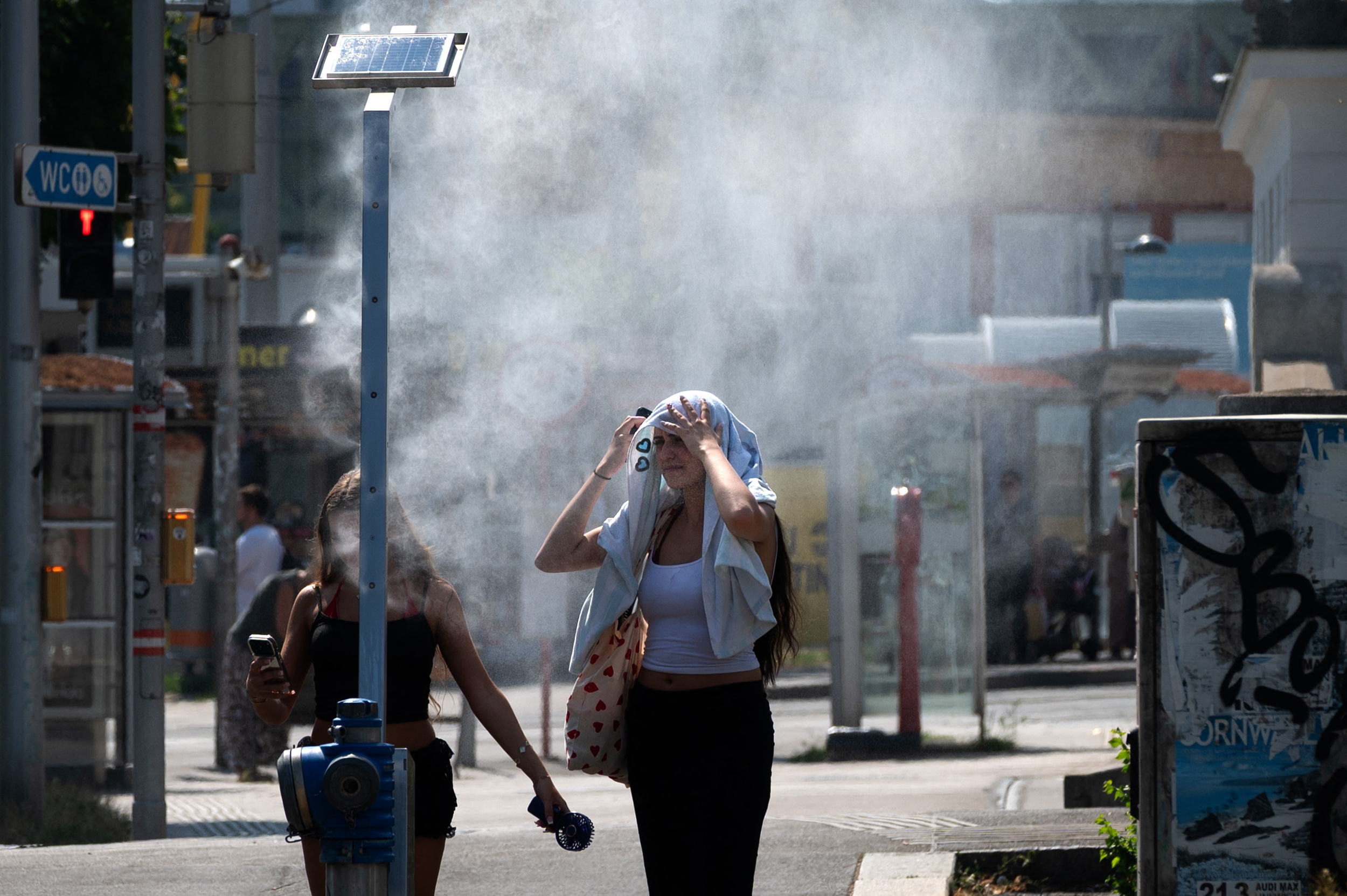 People cool down during a heatwave as temperatures reach 100 degrees Fahrenheit on June 30 in Vienna, Austria. Credit: Joe Klamar/AFP via Getty Images