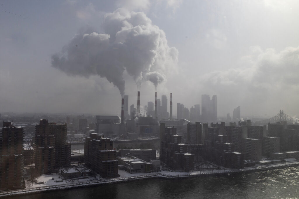 O vapor sobe das chaminés da Ravenswood Generating Station, a gás, a maior usina de energia da cidade de Nova York, em 26 de janeiro. Crédito: Andrew Lichtenstein/Corbis via Getty Images