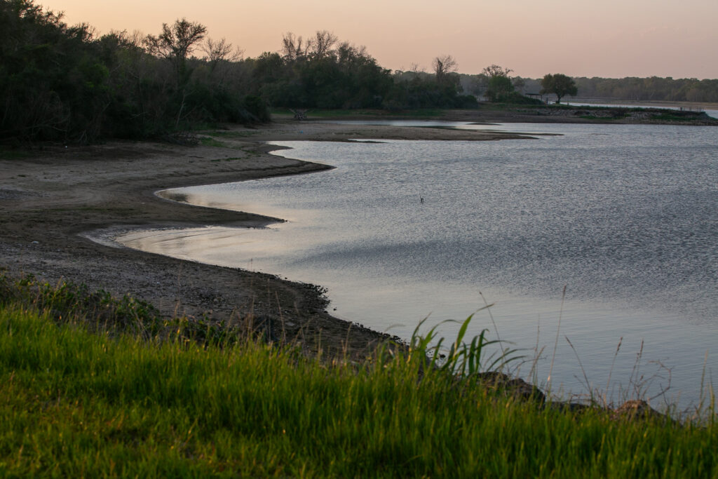 O maior reservatório remanescente de Corpus Christi, o Lago Texana, ficou 55% cheio em março. Crédito: Dylan Baddour/Naturlink