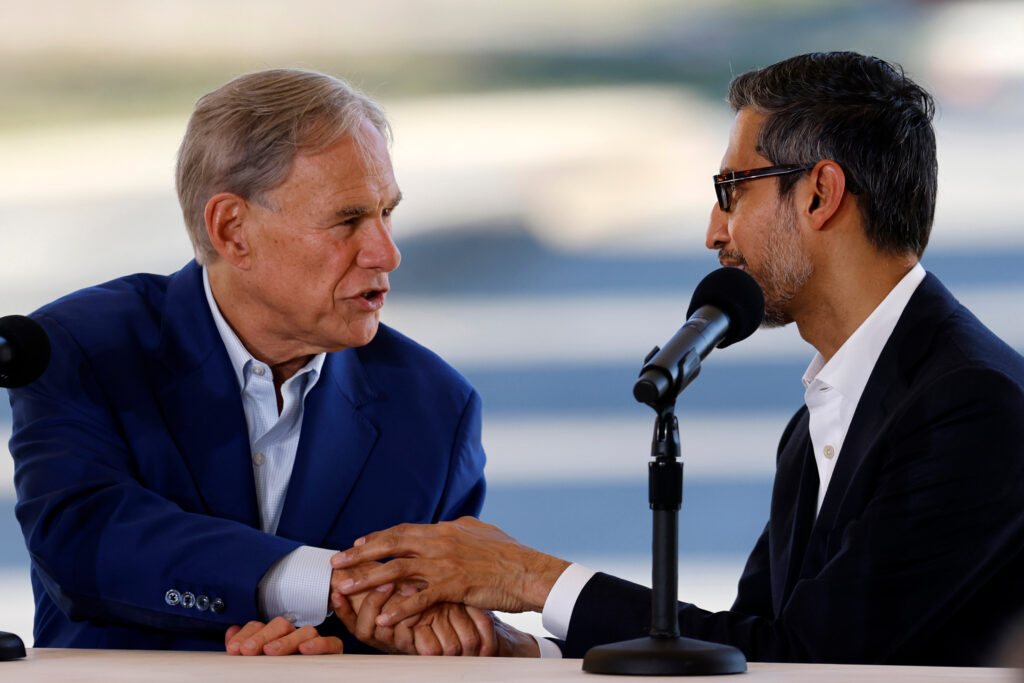 O governador Greg Abbott (à esquerda) cumprimenta o CEO da Alphabet e do Google, Sundar Pichai, no data center do Google em Midlothian, Texas, em 14 de novembro de 2025. Crédito: Ron Jenkins/Getty Images