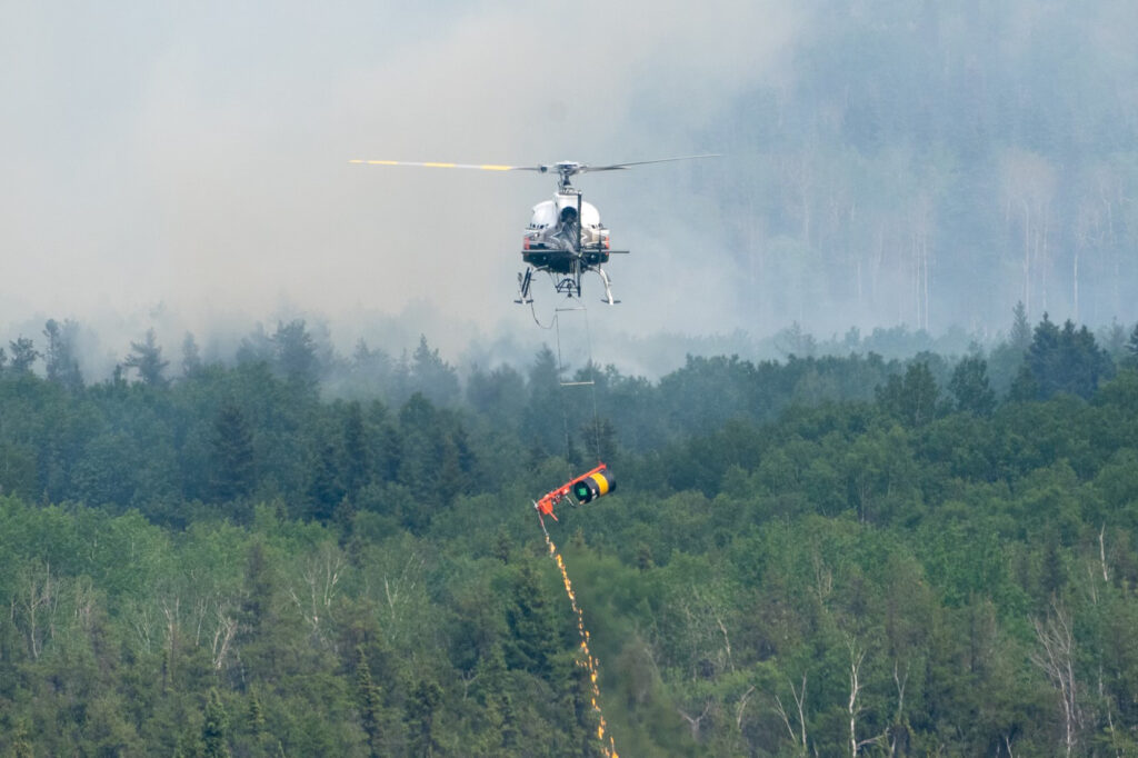 Pessoal federal de combate a incêndios dos EUA fornece apoio à supressão de incêndios florestais no Canadá em junho de 2025. Crédito: National Interagency Fire Center
