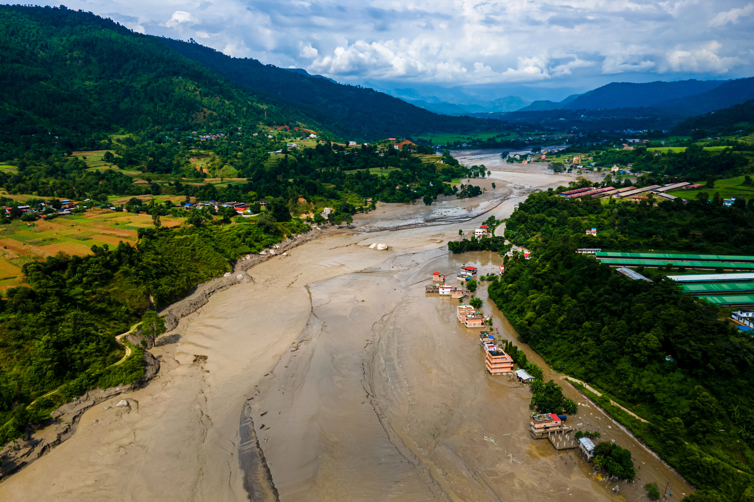 As consequências das enchentes repentinas no rio Bhotekoshi em 26 de agosto em Nuwakot, Nepal. Crédito: Ambir Tolang/NurPhoto via Getty Images