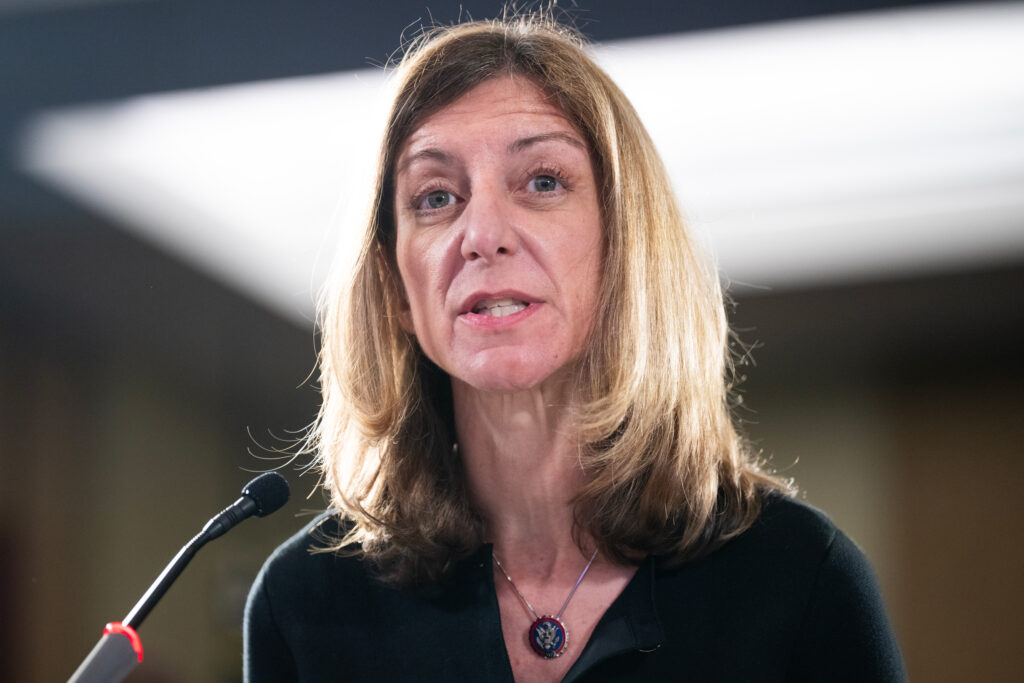 A ex-deputada Elaine Luria testemunha durante uma audiência dos democratas da Câmara em Washington, DC, em 6 de janeiro. Crédito: Tom Williams/CQ-Roll Call via Getty Images