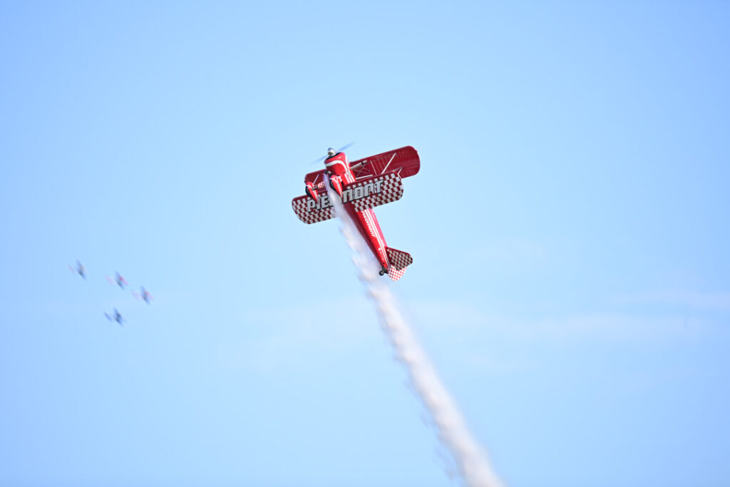 Uma aeronave com motor a pistão durante um show aéreo na AirVenture. Crédito: Andrew Liu/Naturlink