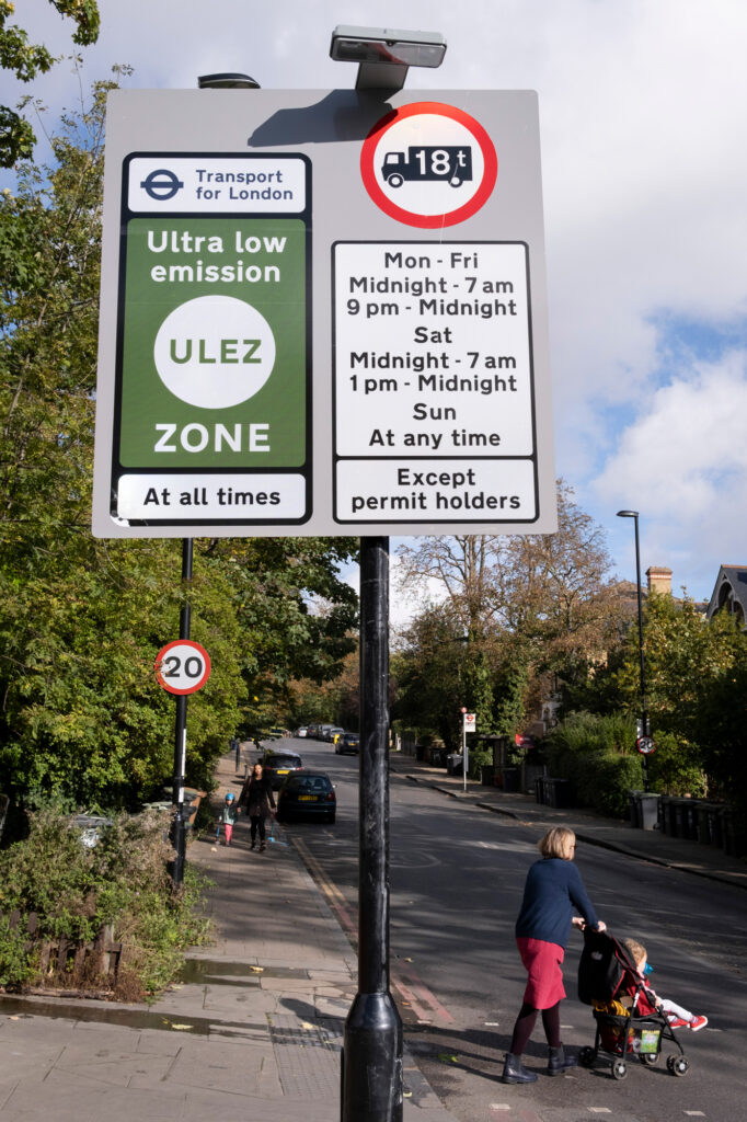 Uma placa indica uma zona de emissões ultrabaixas no bairro de Forest Hill, em Londres, em 25 de outubro de 2021. Crédito: Richard Baker/In Pictures via Getty Images