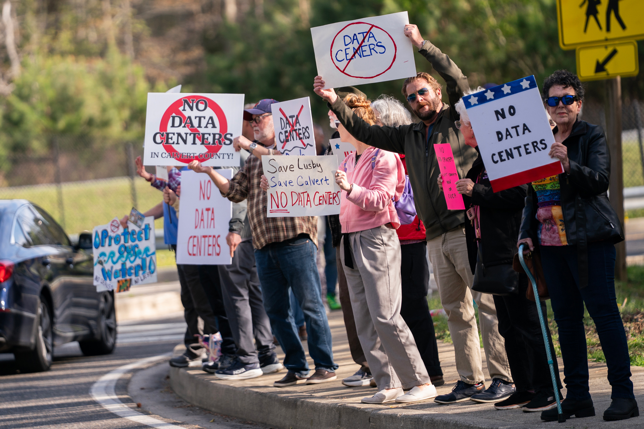 Manifestantes contra uma proposta de desenvolvimento de data center se reúnem em Lusby, Maryland, em 6 de abril. Crédito: Nathan Howard/The Washington Post via Getty Images
