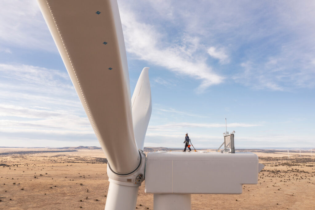 Um trabalhador caminha sobre uma turbina no projeto eólico SunZia, no Novo México. Crédito: GE Vernova