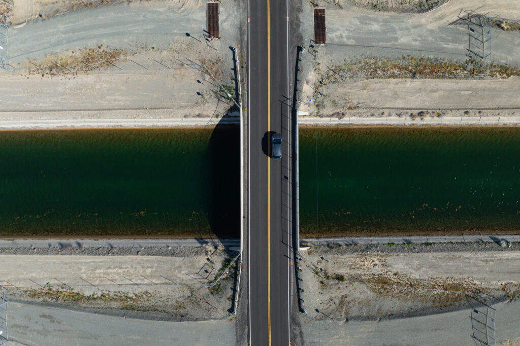 Carros passam pelo Canal Central do Arizona, que fornece água do Rio Colorado para o centro e sul do Arizona, em 19 de dezembro de 2025. Crédito: Kayla Bartkowski/Los Angeles Times via Getty Images