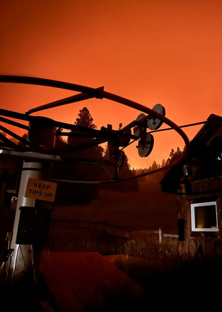 O brilho vermelho do incêndio em Sand Creek se espalha pela montanha Maverick enquanto as chamas se movem pela área de esqui comunitária no sudoeste de Montana. Crédito: Maverick Mountain Resort