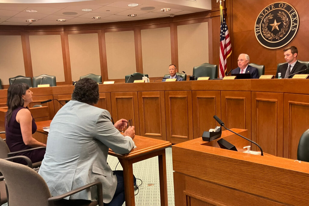 O Comitê de Recursos Energéticos da Câmara do Texas ouve depoimentos de Virginia Palacios e Hawk Dunlap sobre mudanças na política de participação pública da Comissão Ferroviária na terça-feira. Crédito: Martha Pskowski/Naturlink