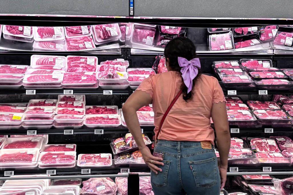 Um cliente compra carne bovina em um supermercado em Houston em 2 de setembro. Crédito: Ronaldo Schemidt/AFP via Getty Images