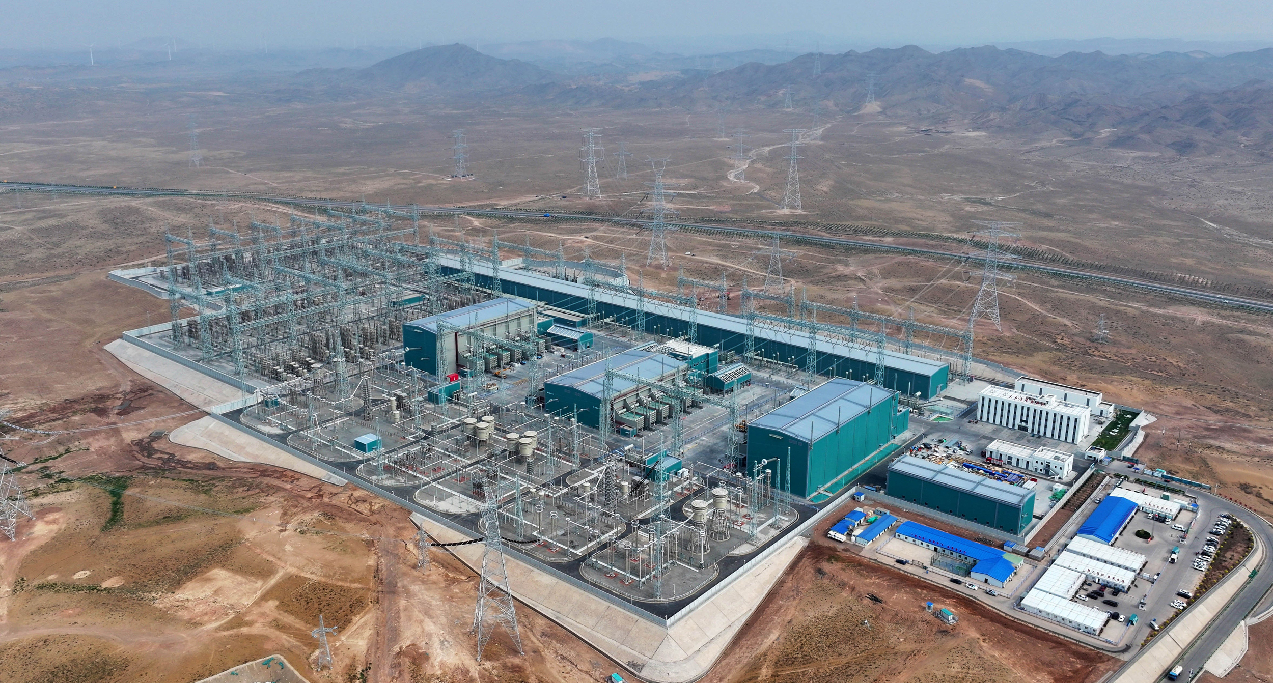Vista aérea de uma subestação em Zhongwei, China, em 29 de junho de 2025. Crédito: Yuan Hongyan/Xinhua via Getty Images
