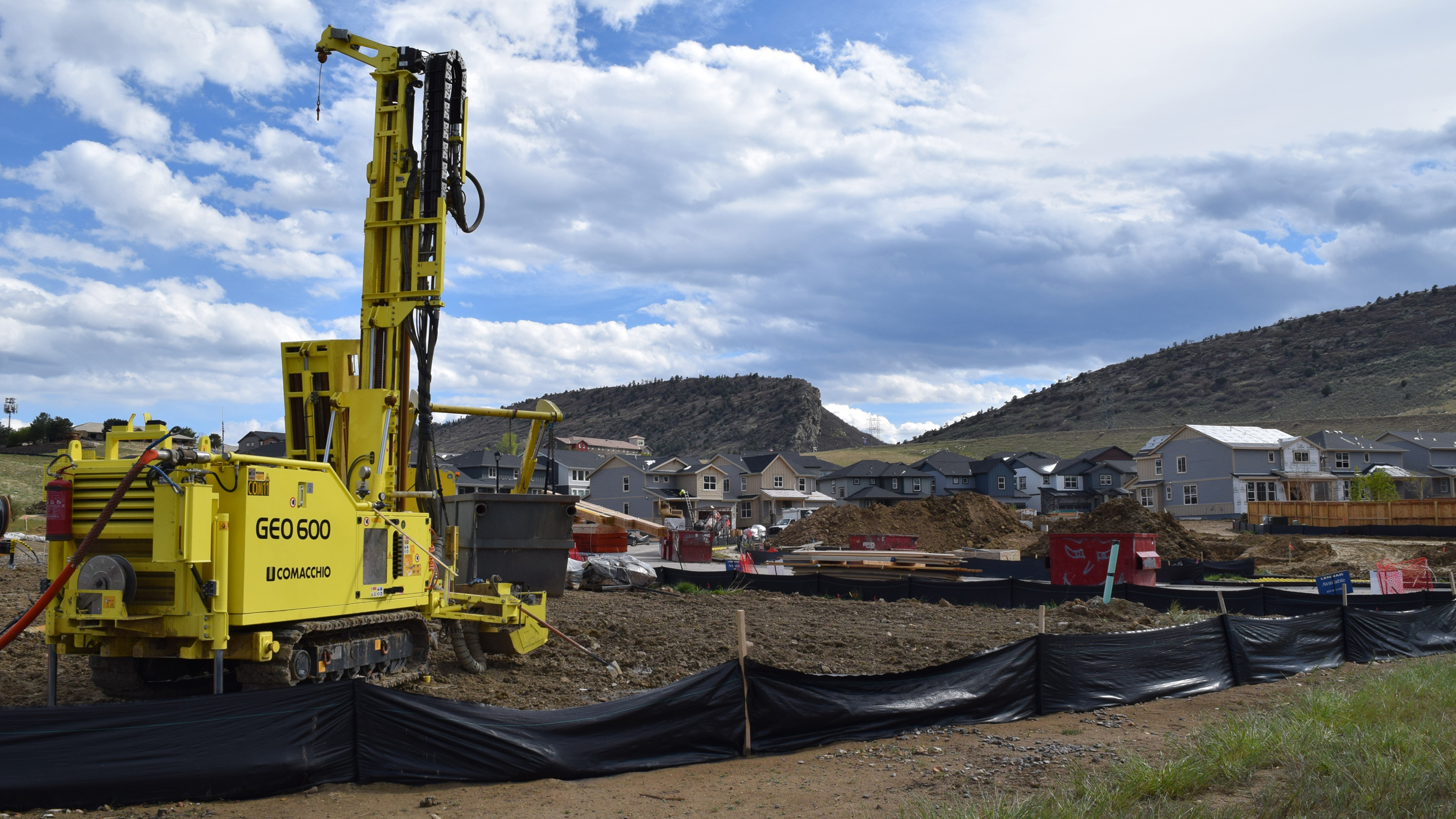A startup geotérmica Dandelion Energy e a construtora Lennar concluíram recentemente quase 100 casas com aquecimento e resfriamento geotérmico no conjunto habitacional Ken Caryl Ranch em Littleton, Colorado. Crédito: Phil McKenna/Naturlink
