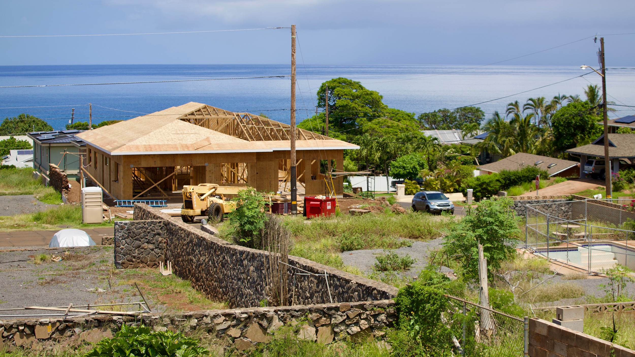 Dezenas de sobreviventes do incêndio florestal em Maui contataram autoridades locais e estaduais sobre sérios problemas com os empreiteiros que contrataram para reconstruir suas casas. Crédito: Erin Nolan/Civil Beat