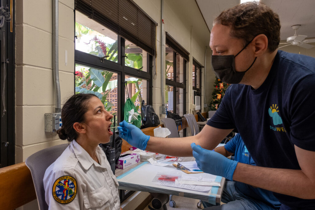 Alika Maunakea, codiretora do MauiWES, coleta uma amostra de saliva de um socorrista em Maui durante um dos eventos de coleta de dados do estudo. Crédito: Keerti Gopal/Naturlink