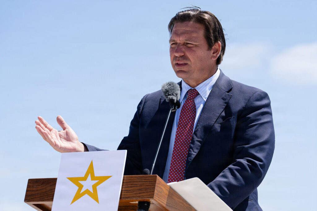 O governador da Flórida, Ron DeSantis, fala no anúncio de aceleração da Área Agrícola de Everglades em julho. Crédito: Brigida I. Sanchez/Exército dos EUA