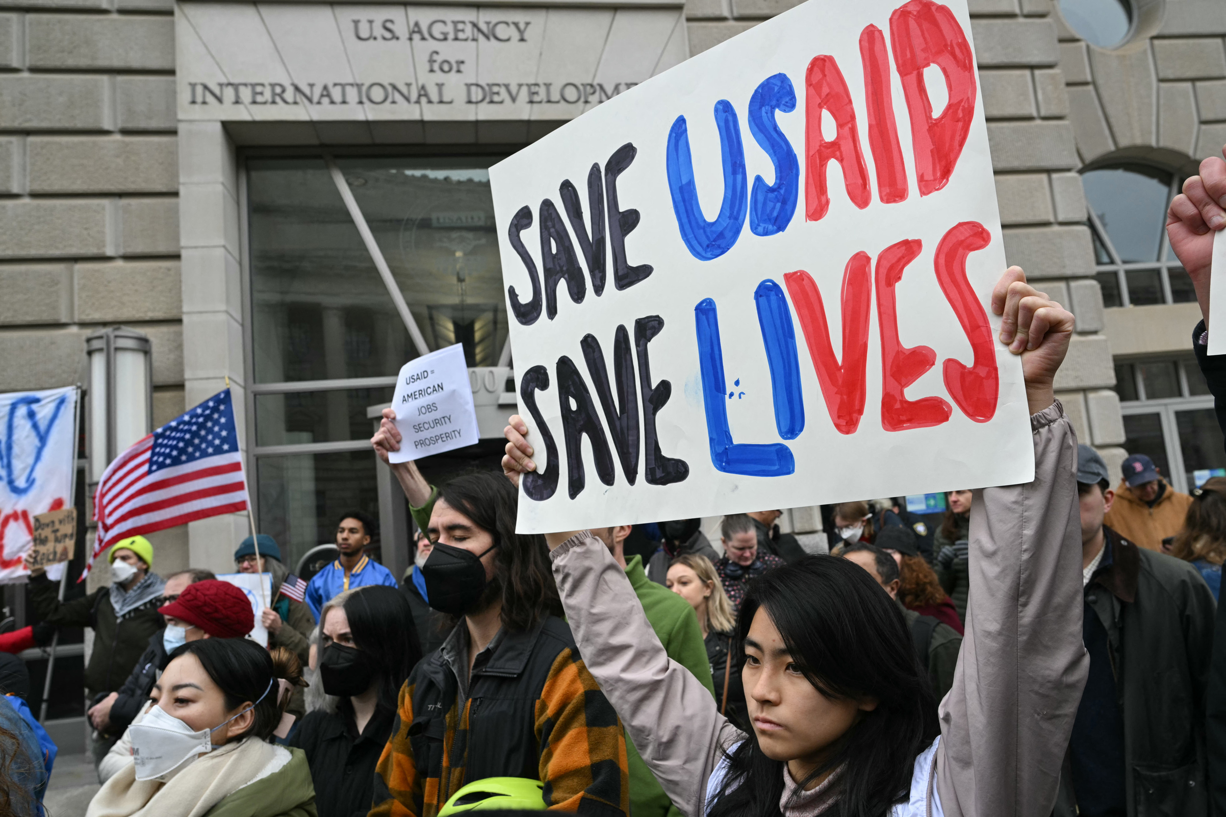Pessoas protestam do lado de fora da sede da USAID em Washington, DC, em 3 de fevereiro de 2025. Crédito: Mandel Ngan/AFP via Getty Images