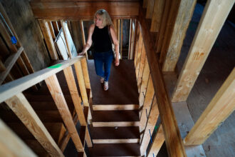 Krista Woodward percorre a reconstrução de sua casa paralisada em 1º de julho em Lahaina. Crédito: Kevin Fujii/Civil Beat