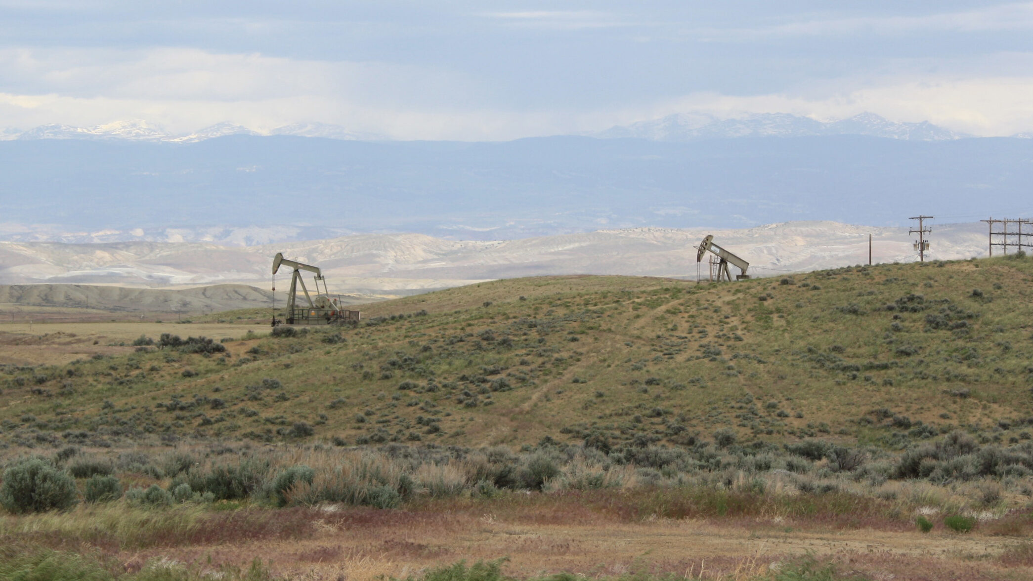 Pumpjacks operam em terras públicas arrendadas para desenvolvedores de petróleo e gás no Wyoming. Crédito: BLM Wyoming