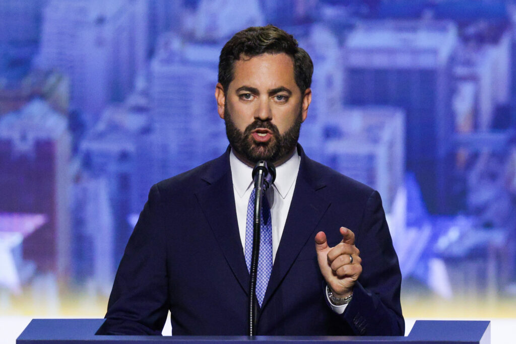 O deputado Mike Lawler fala no palco durante a Convenção Nacional Republicana de 2026 em 10 de setembro em Dallas. Crédito: Alex Wong/Getty Images