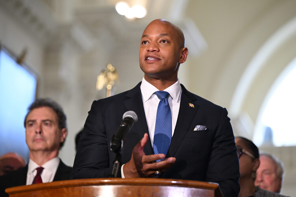 O governador Wes Moore fala durante uma coletiva de imprensa anunciando um pacote legislativo para reduzir as contas de energia em 13 de março na Câmara do Estado de Maryland. Crédito: Gabinete do Governador de Maryland