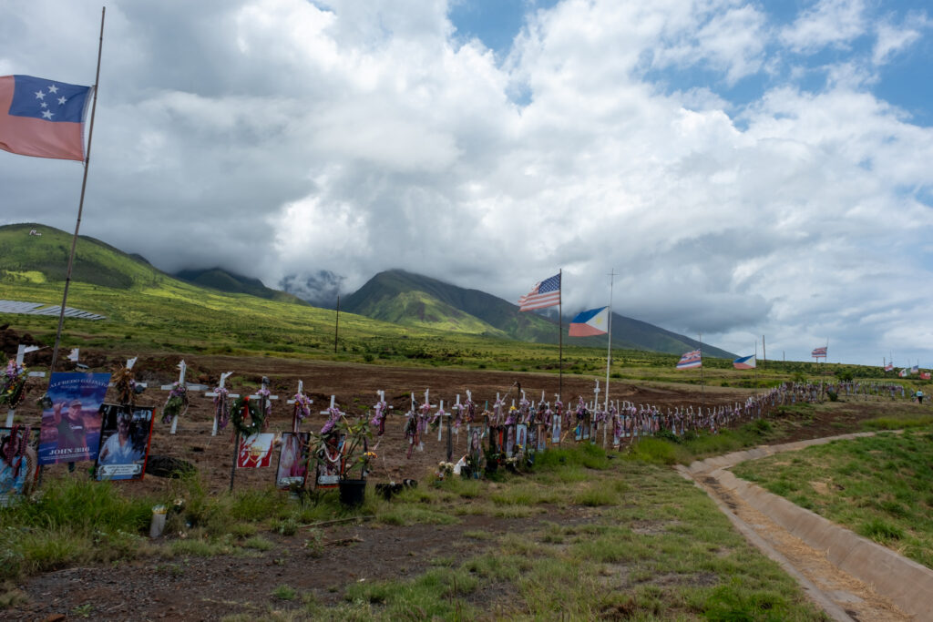 Os moradores de Lahaina depositam flores em um memorial para as pessoas que morreram nos incêndios de 2023, os mais mortíferos que os EUA já viram em mais de um século. Crédito: Keerti Gopal/Naturlink