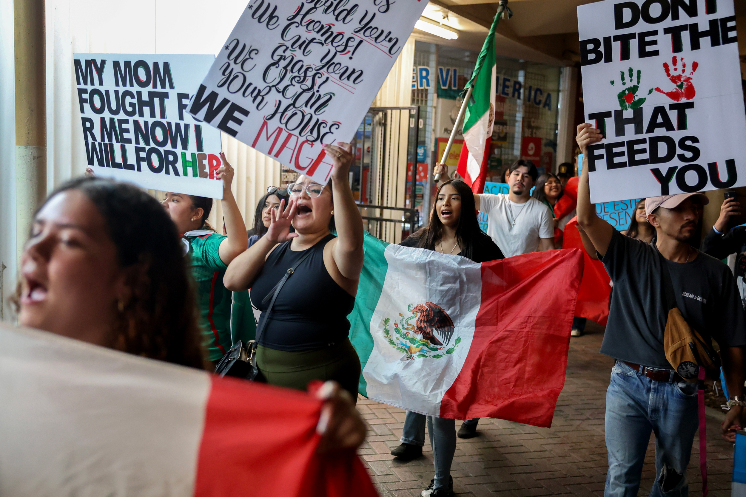 Pessoas protestam contra a aplicação do ICE em 7 de fevereiro de 2025, em Homestead, Flórida. Crédito: Joe Raedle/Getty Images