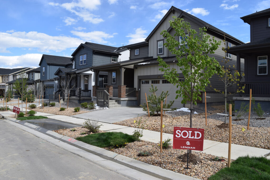 A startup geotérmica Dandelion Energy e a construtora Lennar concluíram recentemente quase 100 casas com aquecimento e resfriamento geotérmico no conjunto habitacional Ken Caryl Ranch em Littleton, Colorado. Crédito: Phil McKenna/Naturlink