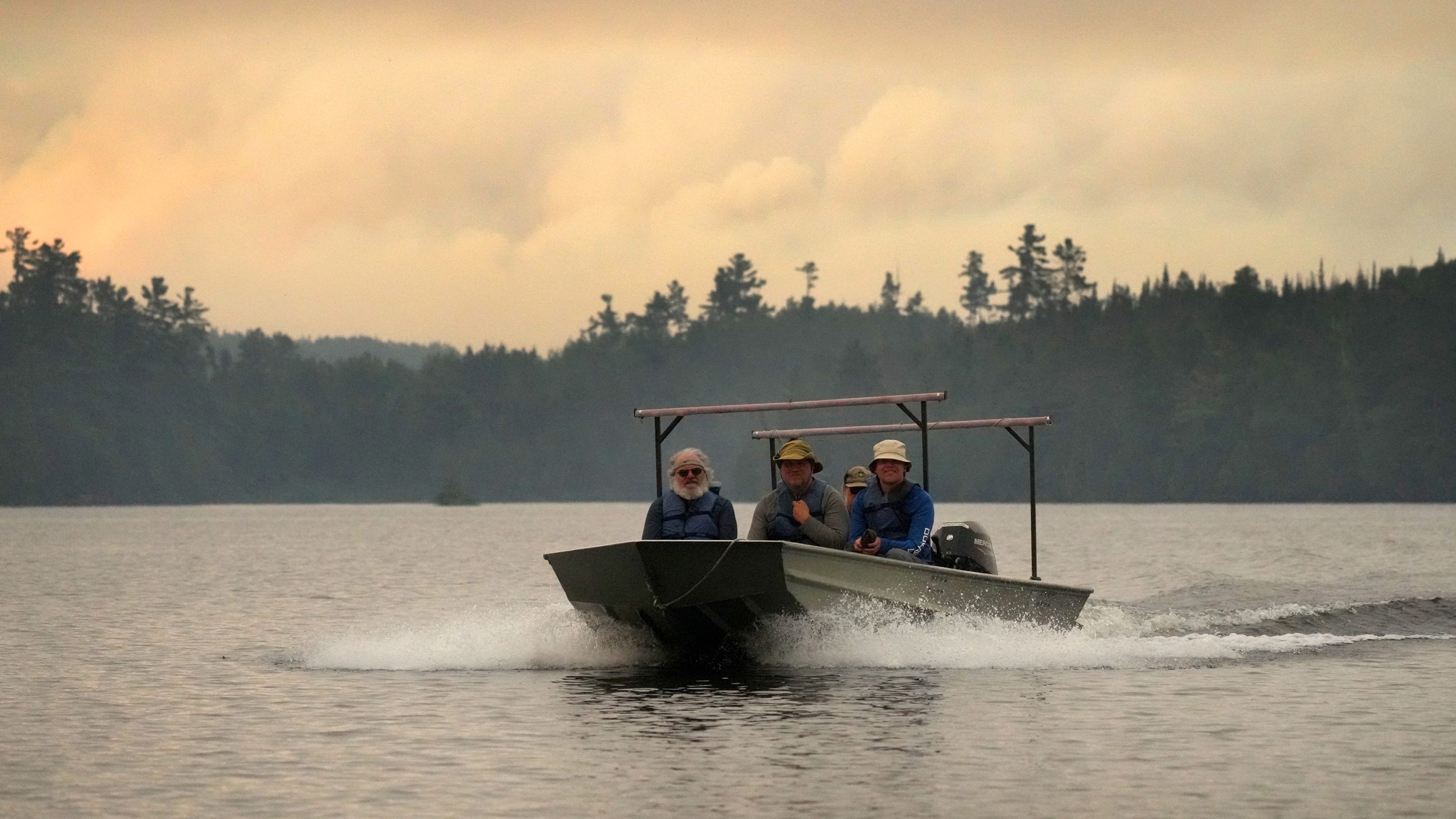 Funcionários do Serviço Florestal evacuam canoístas enquanto incêndios florestais queimam em Boundary Waters Canoe Area Wilderness, em 14 de julho, em Ely, Minnesota. Crédito: Anthony Soufflé/The Minnesota Star Tribune via Getty Images