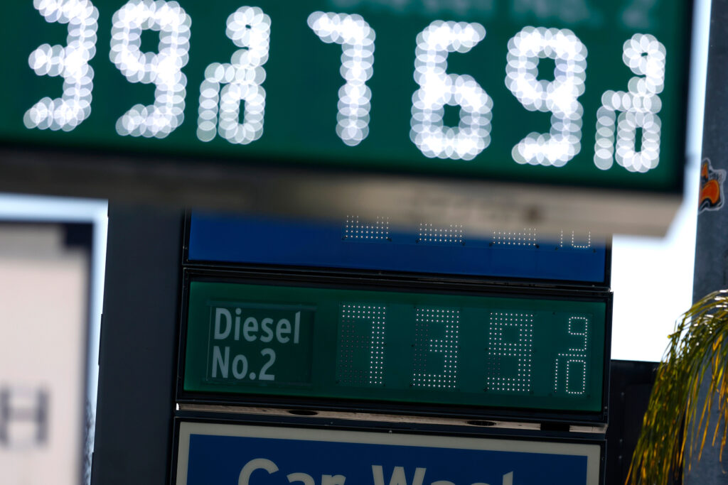Uma placa exibe os preços do diesel em um posto de gasolina em Los Angeles em 21 de agosto. Crédito: Justin Sullivan/Getty Images