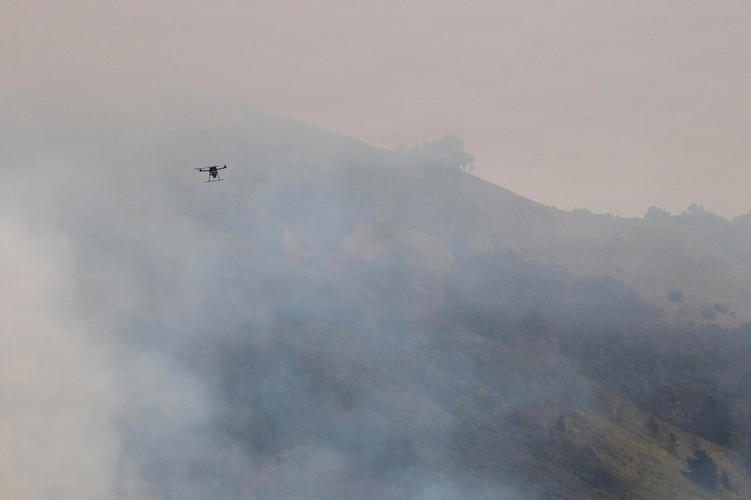 Um drone coleta informações para bombeiros florestais no local durante o incêndio florestal perto de Big Sur, Califórnia, em 17 de agosto. Crédito: Andrew Avitt/Serviço Florestal dos EUA