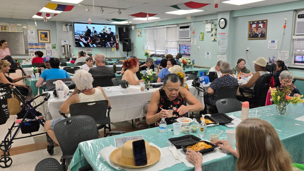 As pessoas se reúnem no Swinging Sixties Social Adult Day Center, administrado pela St. Nick's Alliance. Crédito: Cortesia de St. Nick's Alliance