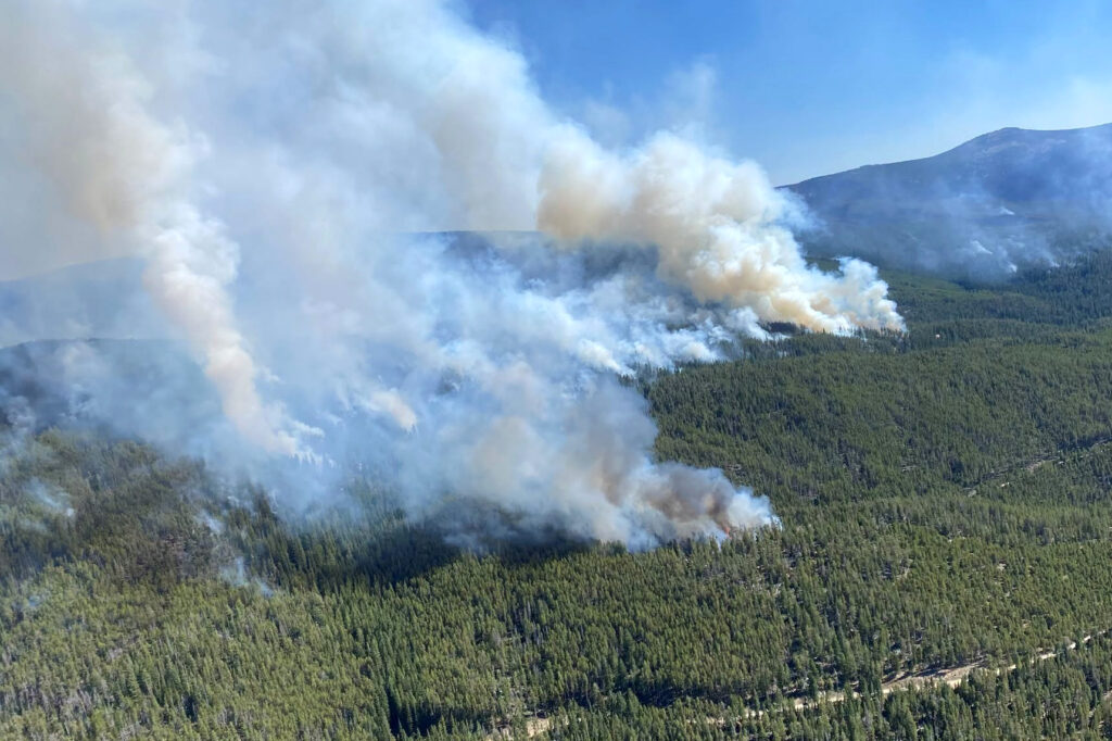 A fumaça sobe do incêndio em Sand Creek enquanto as equipes trabalham para estabelecer linhas de controle em 1º de setembro. Crédito: Equipe de gerenciamento de incidentes do Complexo das Montanhas Rochosas do Norte