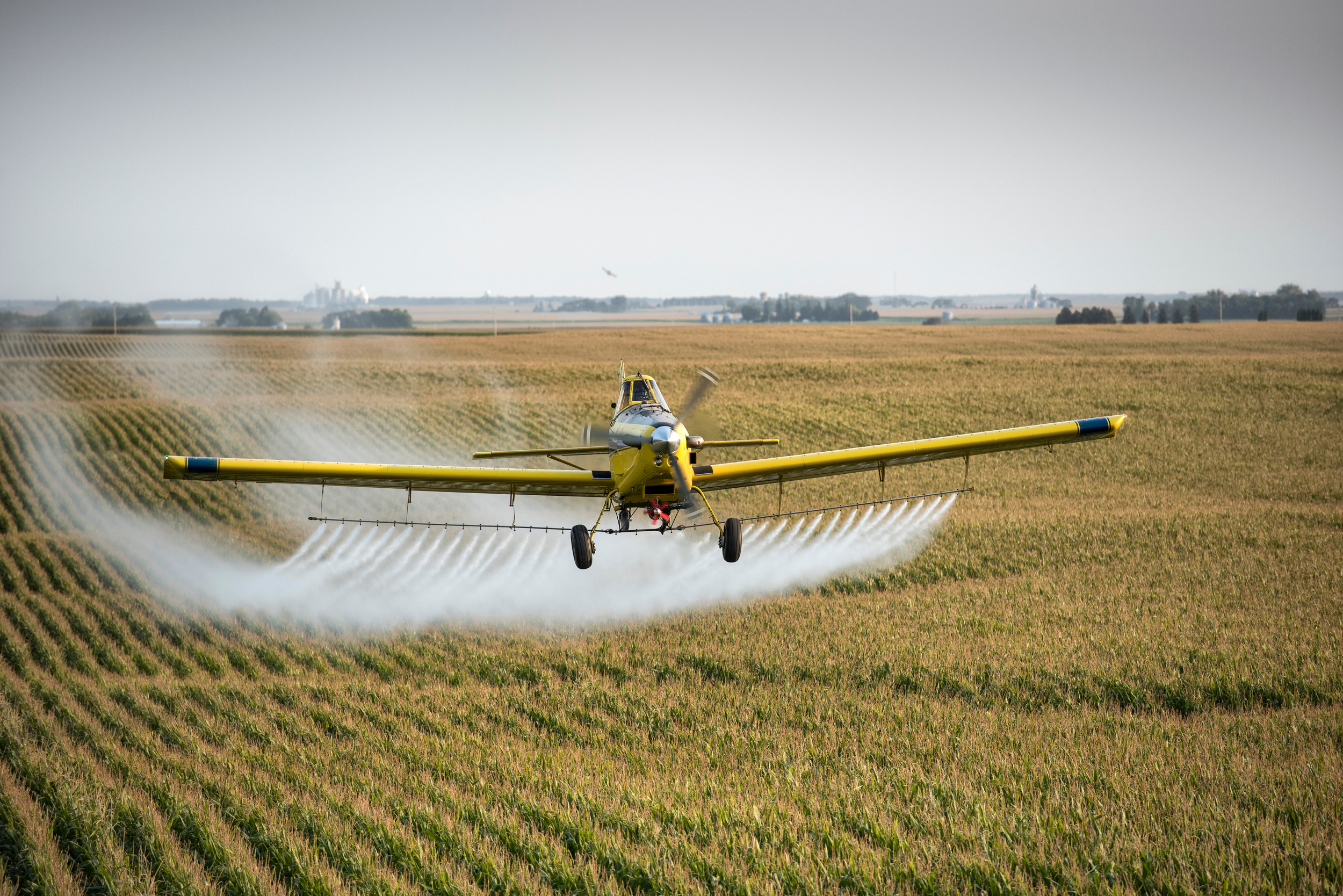 Um Air Tractor pulveriza pesticidas em uma fazenda em Whittemore, Iowa. Charles Ommanney/The Washington Post via Getty Images