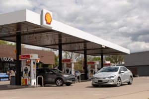 People fill their cars with gas at a Shell station in Birmingham, Mich. Credit: Adam J. Dewey/Anadolu via Getty Images